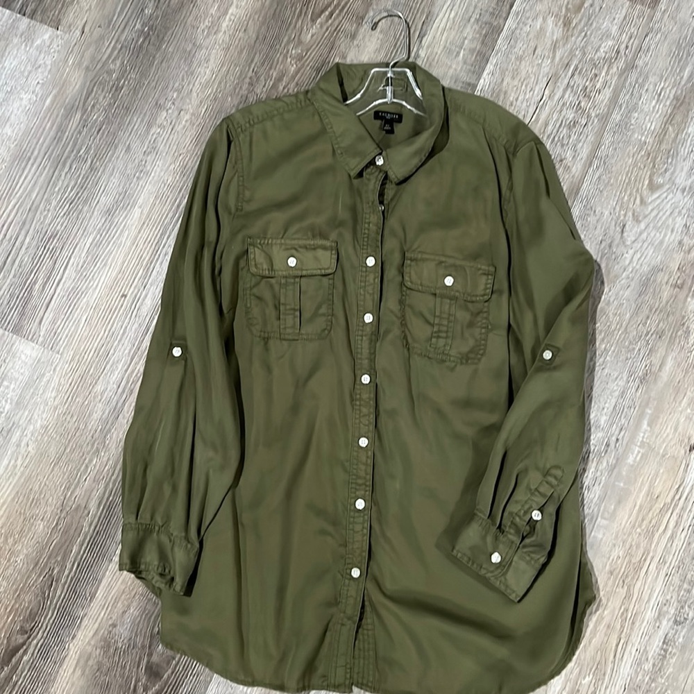 2x button down shirt with button down roll up sleeves